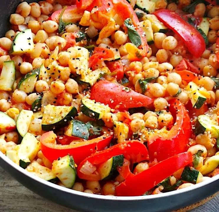 15 minute Mediterranean chickpea skillet