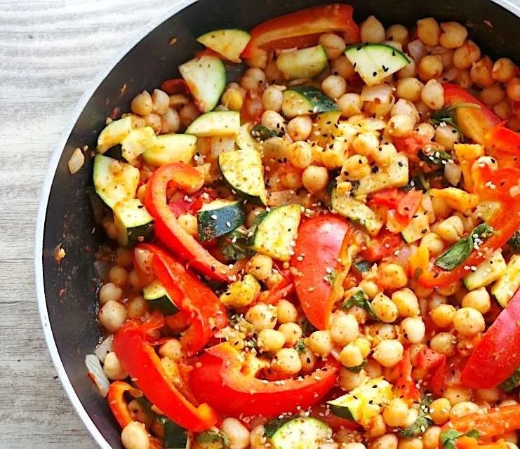 15 minute Mediterranean chickpea skillet