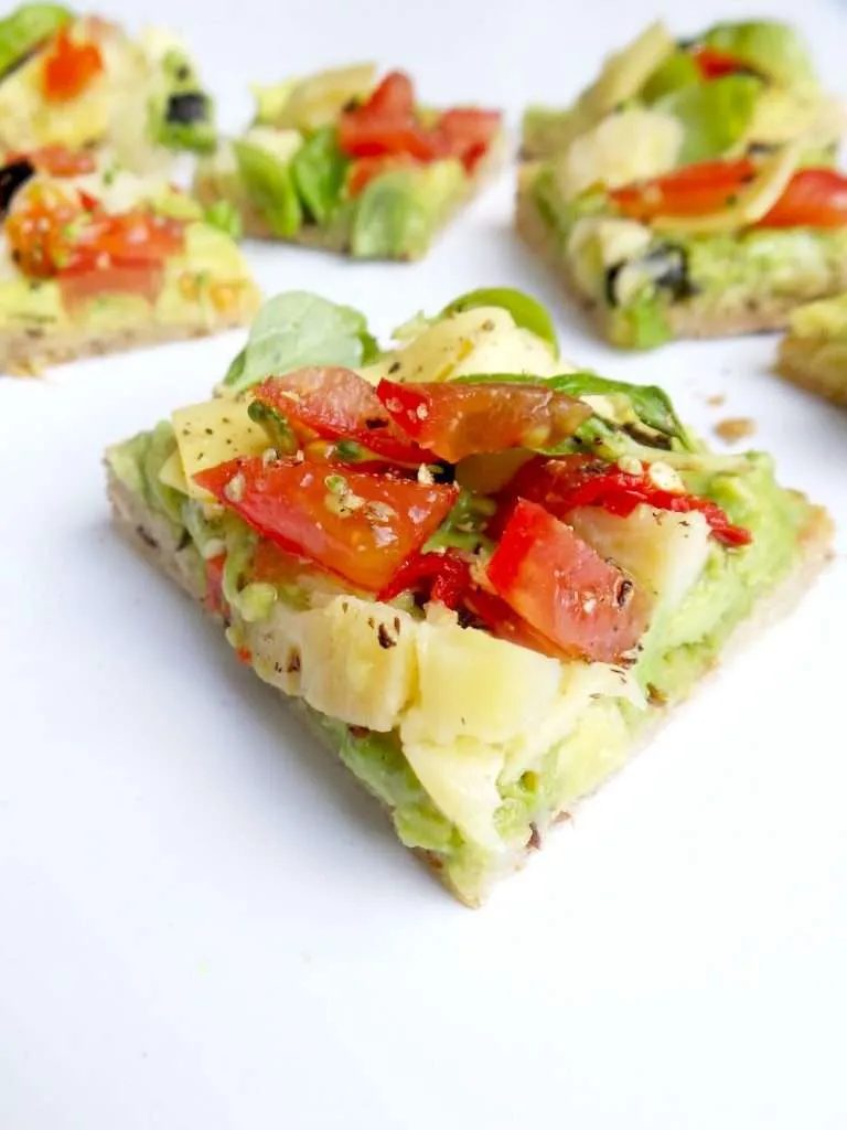 Simple and healthy avocado toast that tastes like pizza and comes together in 5 minutes. Try this simple avocado toast recipe for a fast…