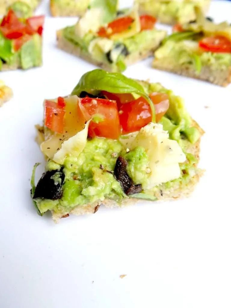 Simple and healthy avocado toast that tastes like pizza and comes together in 5 minutes. Try this simple avocado toast recipe for a fast…