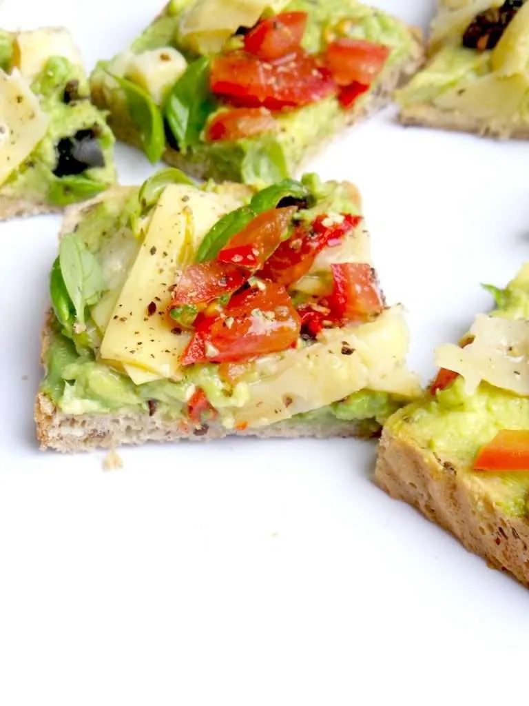 Simple and healthy avocado toast that tastes like pizza and comes together in 5 minutes. Try this simple avocado toast recipe for a fast…