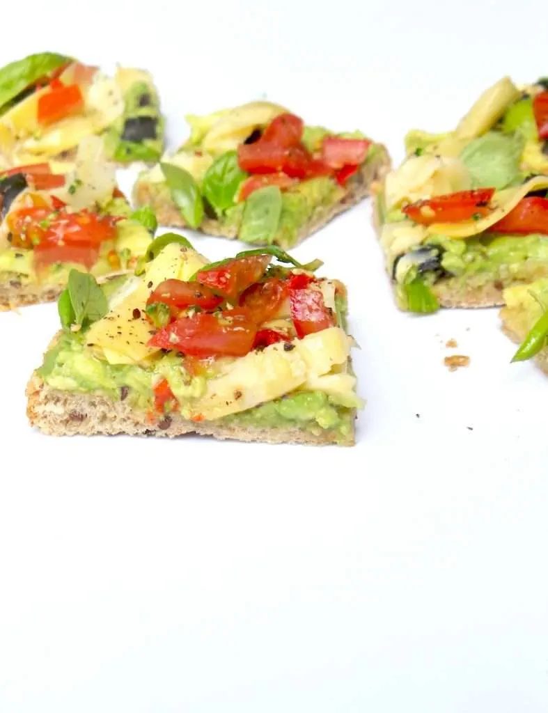 Simple and healthy avocado toast that tastes like pizza and comes together in 5 minutes. Try this simple avocado toast recipe for a fast…