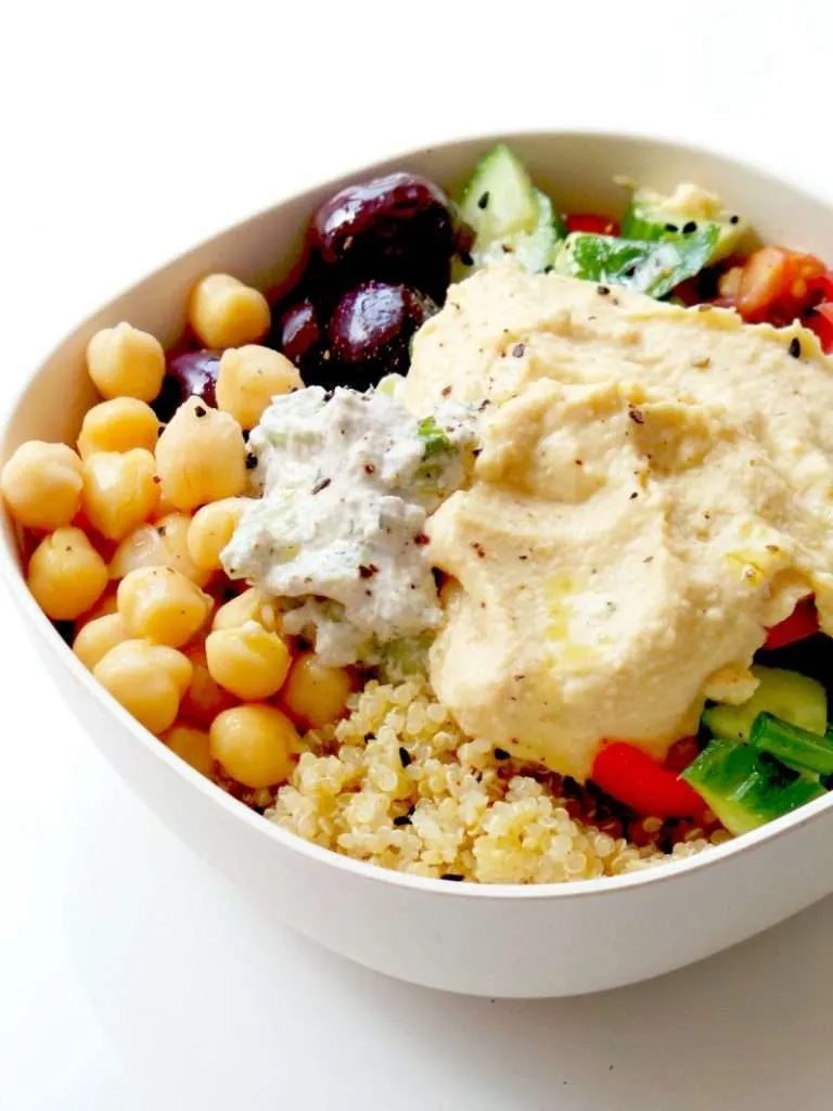 5-Minute Mediterranean Bowl! Try this healthy lunch meal prep recipe - you prep everything and keep all parts in separate containers in the…