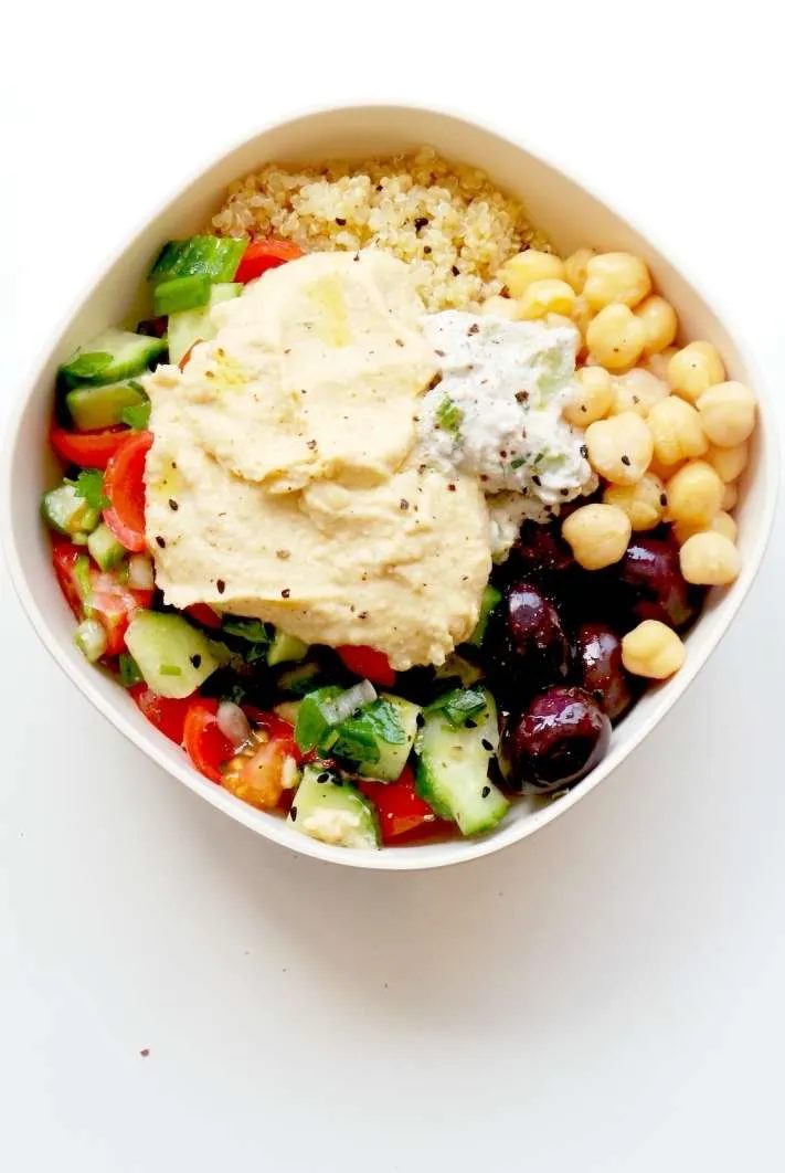 5-Minute Mediterranean Bowl! Try this healthy lunch meal prep recipe - you prep everything and keep all parts in separate containers in the…