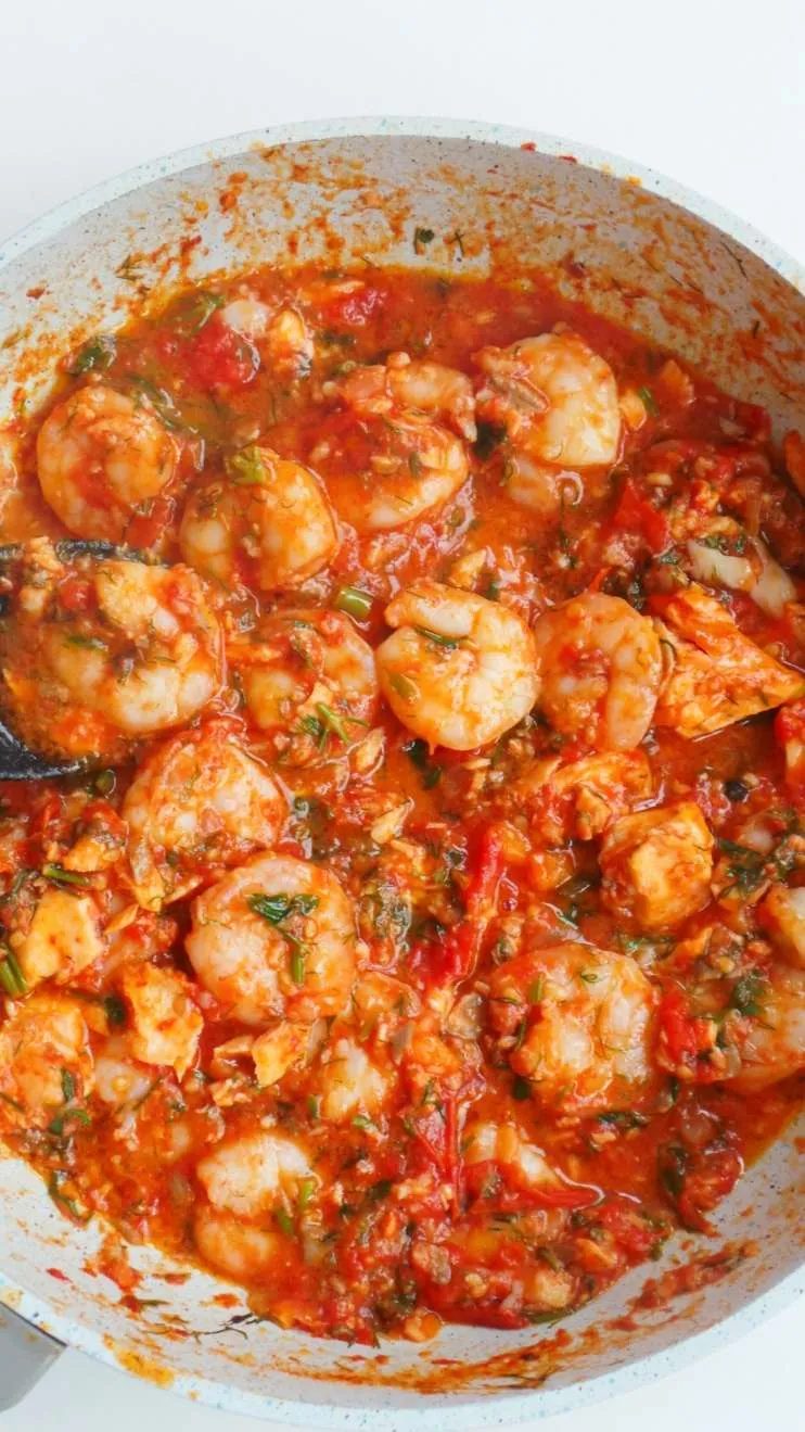 15-Minute Garlic Shrimp in Tomato Sauce | simple healthy shrimp recipe