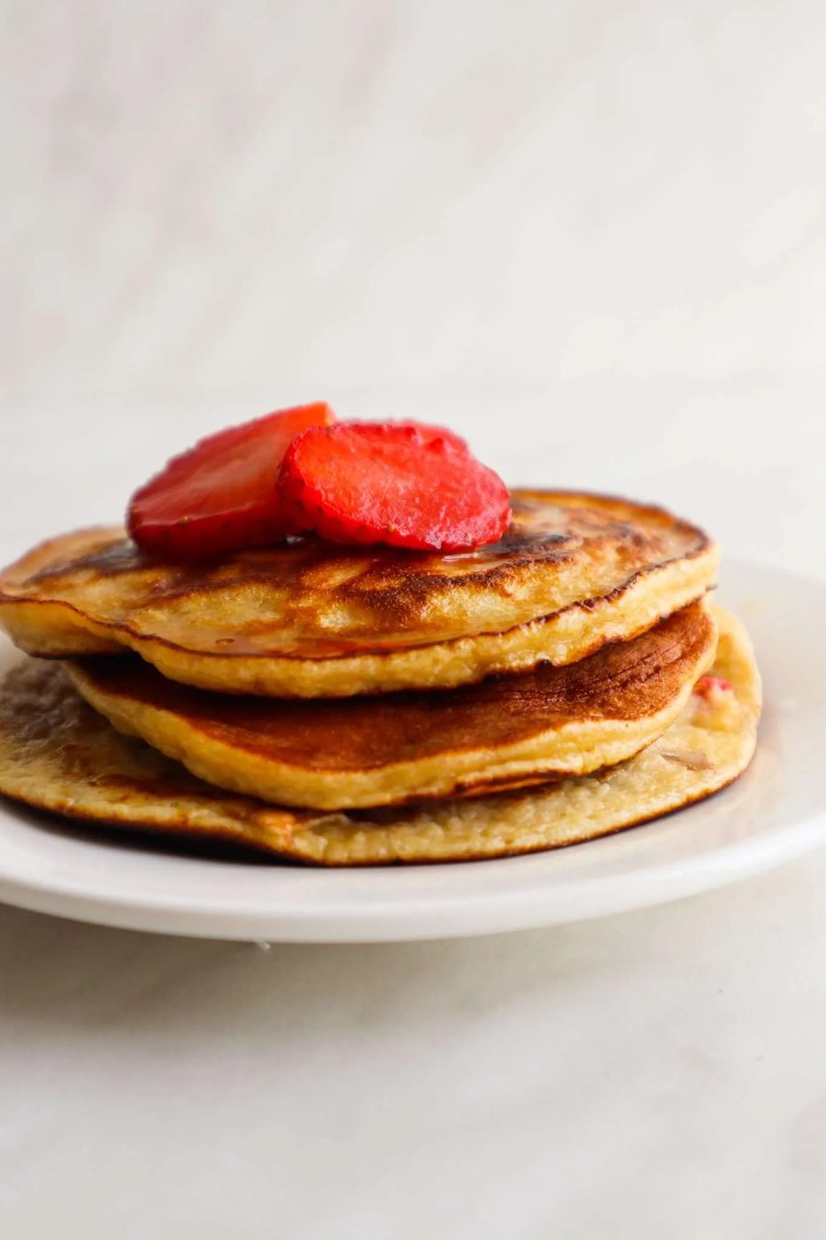 These almond flour strawberry vanilla pancakes are the solid healthy breakfast idea for one hungry person and you’ll love them! This is a…