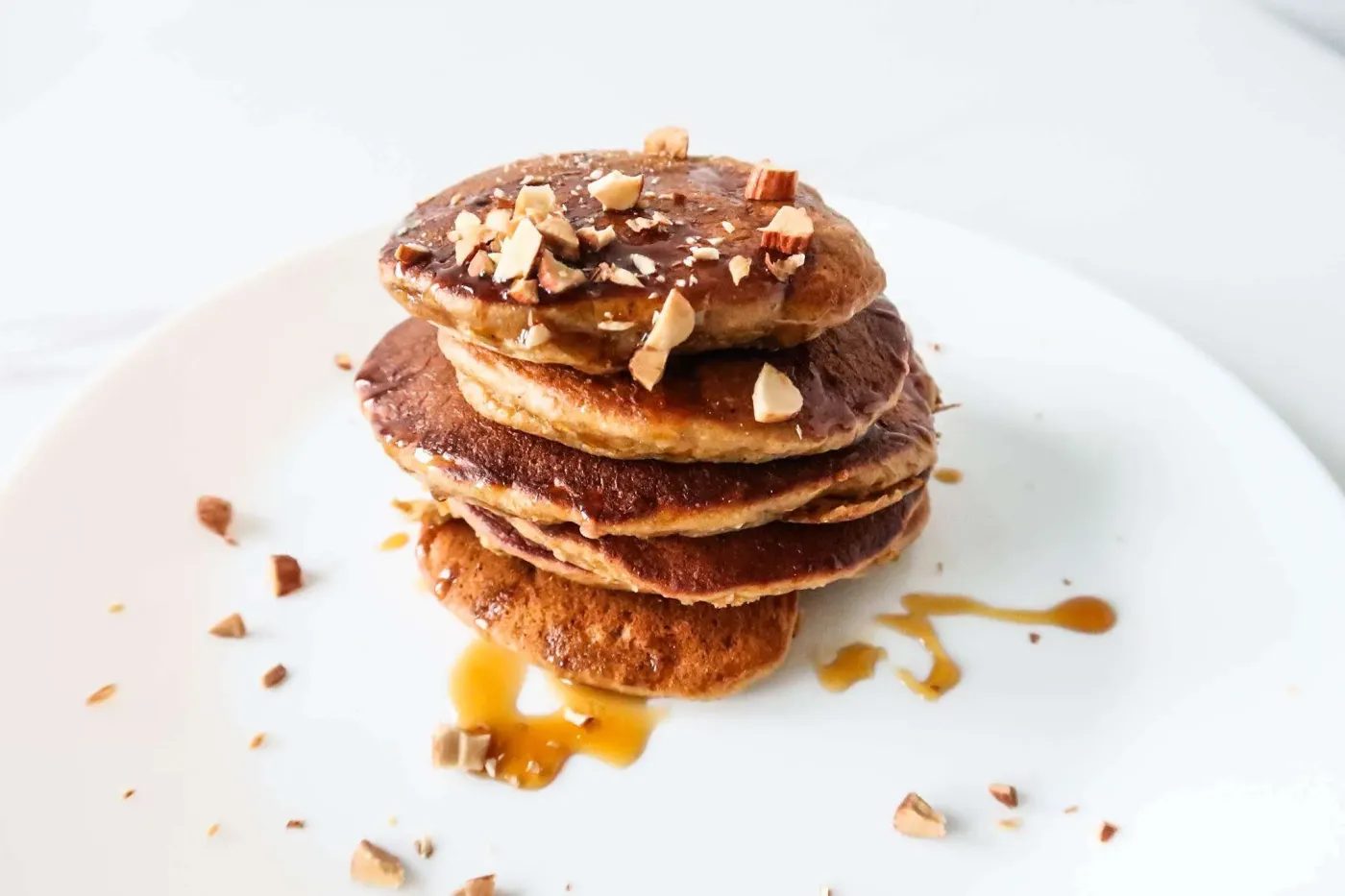 Simple and healthy pancake recipe for a tasty fast breakfast -healthy apple pancakes with oats! These oatmeal apple pancakes are sweet…