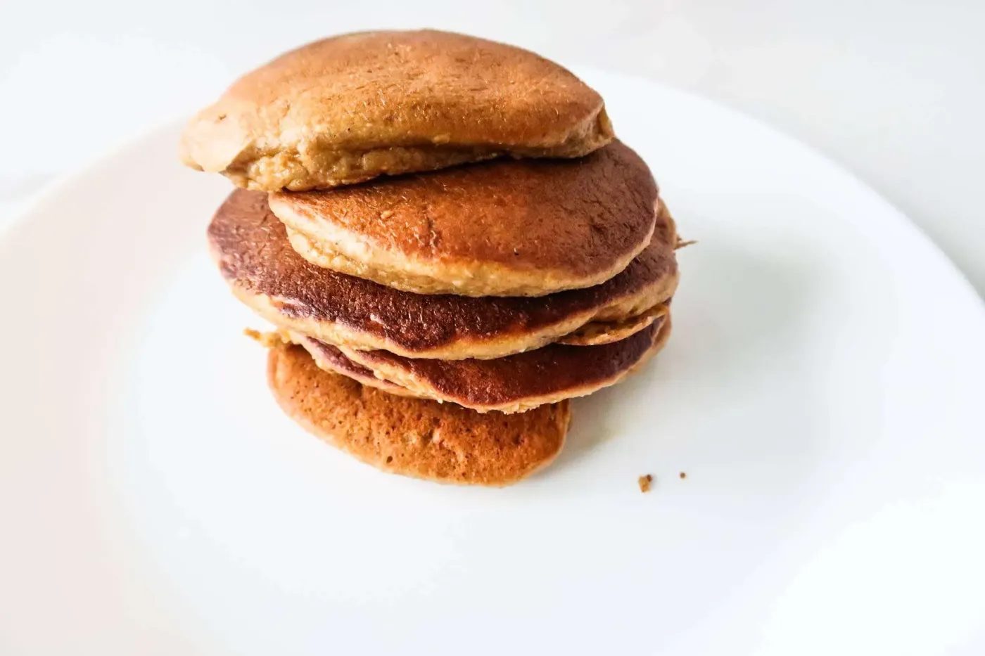 Simple and healthy pancake recipe for a tasty fast breakfast -healthy apple pancakes with oats! These oatmeal apple pancakes are sweet…