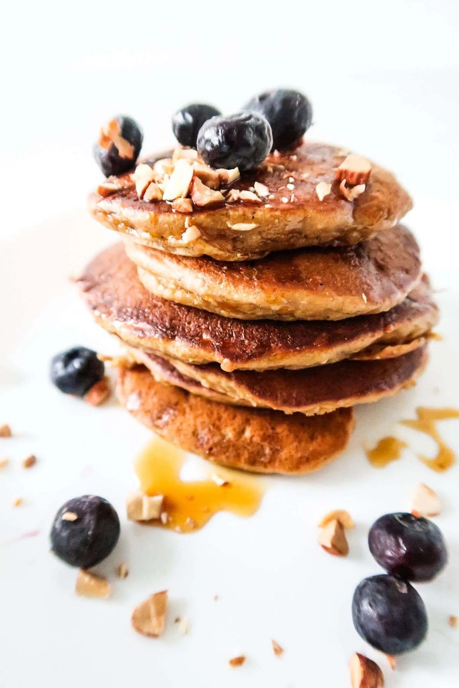 Simple and healthy pancake recipe for a tasty fast breakfast -healthy apple pancakes with oats! These oatmeal apple pancakes are sweet…