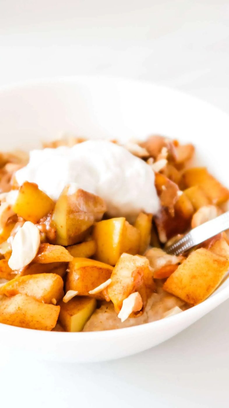 This 10-Minute Apple Pie Oatmeal Recipe is the solid healthy breakfast idea for the cold months. Fast, simple and satisfying clean eating…