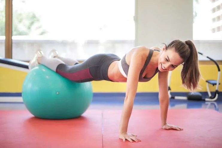 This 10 minute ab workout is for women, who don't have much time, but still want to do something. This ab routine is made out of 4…