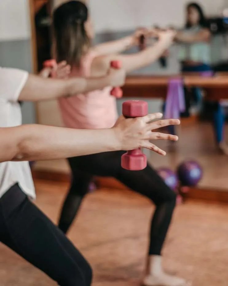 7-day barre workout plan to tone, stretch and strengthen your body! This at home workout plan includes full-body barre workout routines…