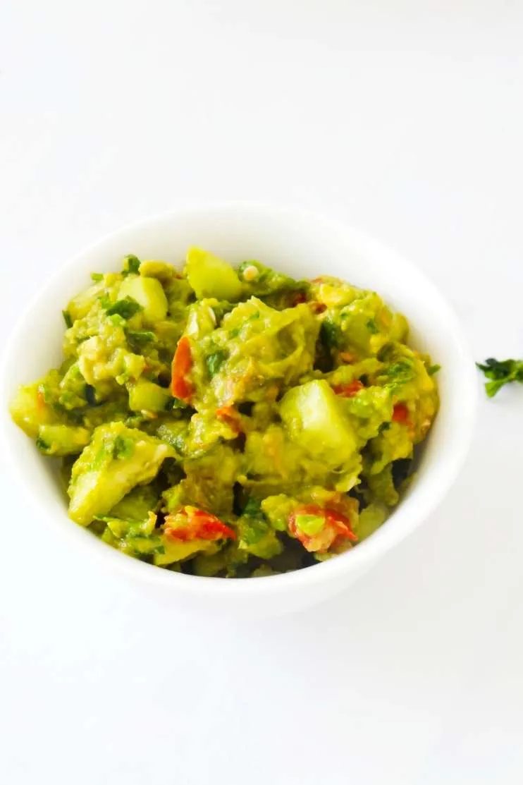 Guacamole with basil & cucumber | low carb & vegan, simple