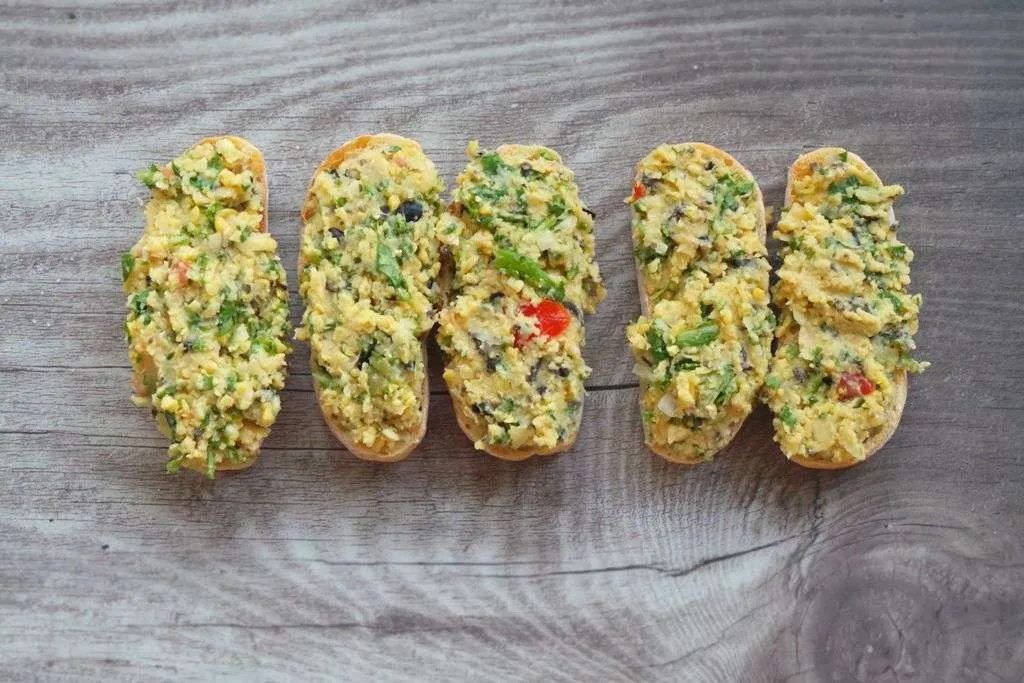 Bruschetta with mashed chickpeas