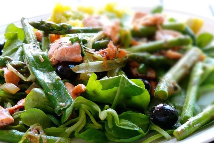 Gaical: salmon with asparagus and other vegetables