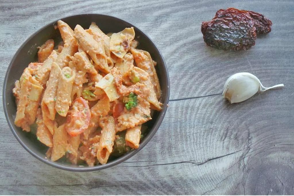 And creamy vegan pasta with walnut pesto, spicy