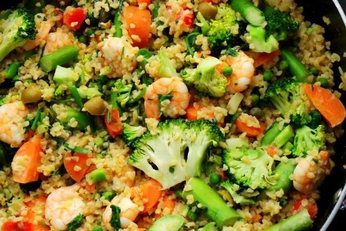 Bulgur with shrimp, asparagus and spring vegetables