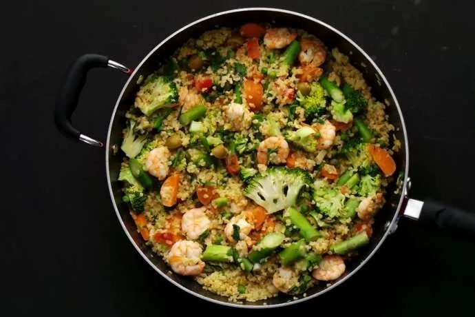 Bulgur with shrimp, asparagus and spring vegetables