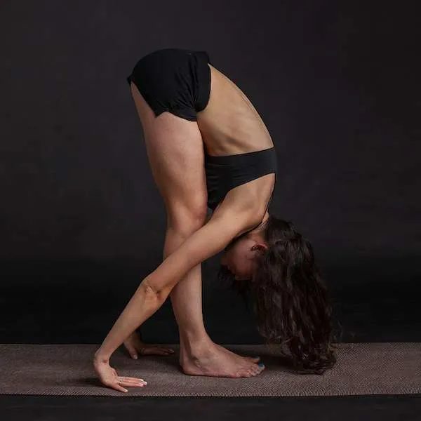 If you can't fall asleep, or want to sleep better at night - try bedtime yoga! Discover 7 yoga sequences that will help you relax after a…