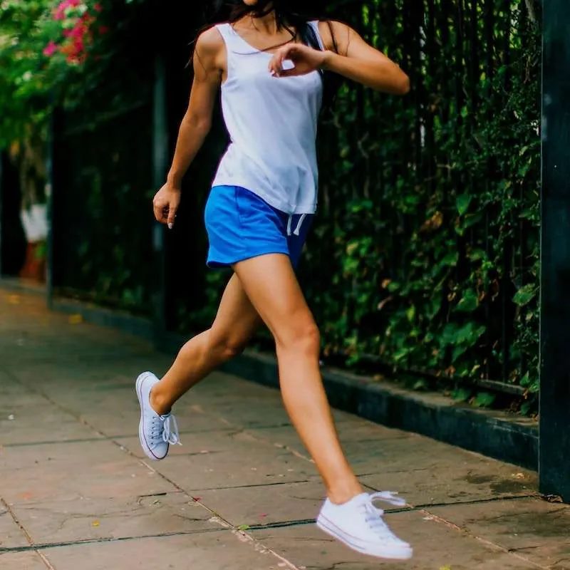 5-move beginner arm workout for women to lose arm fat and tone your arms without looking like a man! |