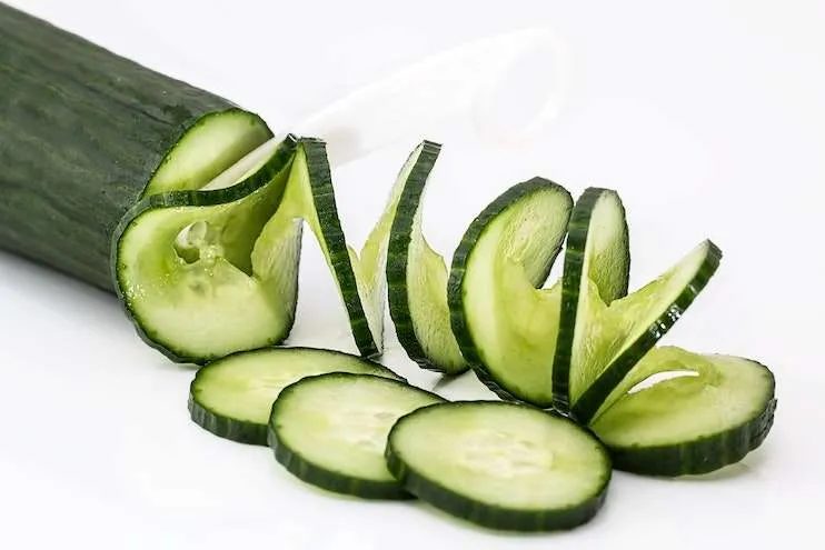 How light workout and colorful diet plan can help with bloating