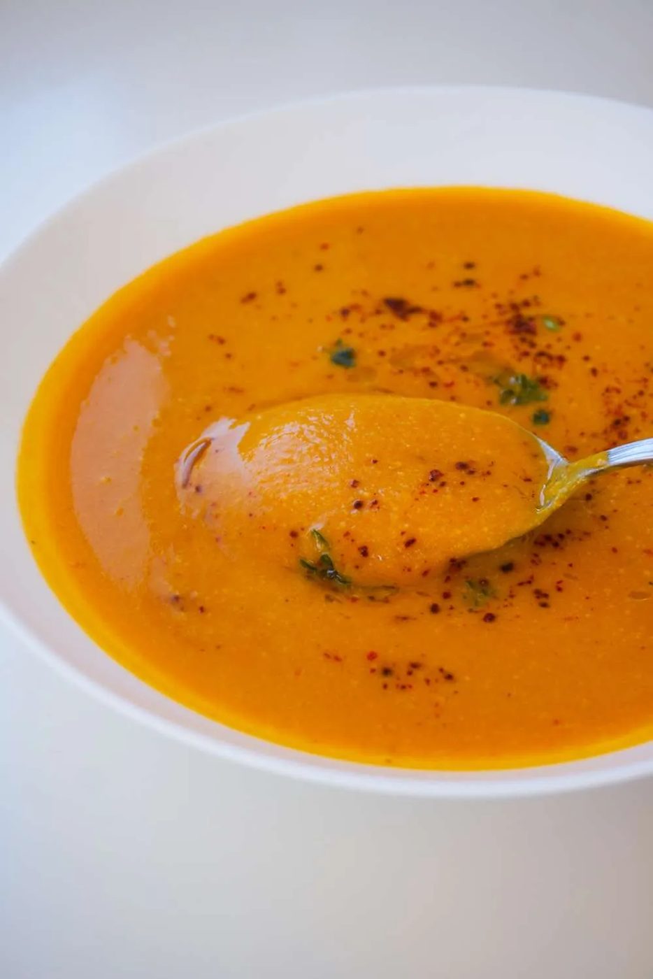 Simple healthy butternut squash soup recipe with 10 simple ingredients that you can make in 30 minutes without cream, coconut milk or…