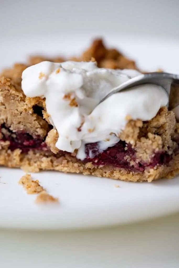 You need to try this healthy cherry crumble recipe with oats! This is a gluten-free vegan oatmeal crumble recipe you can make with fresh or…