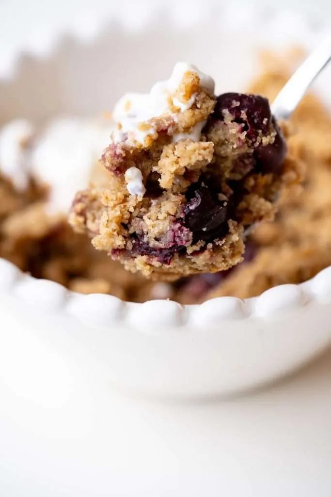You need to try this healthy cherry crumble recipe with oats! This is a gluten-free vegan oatmeal crumble recipe you can make with fresh or…