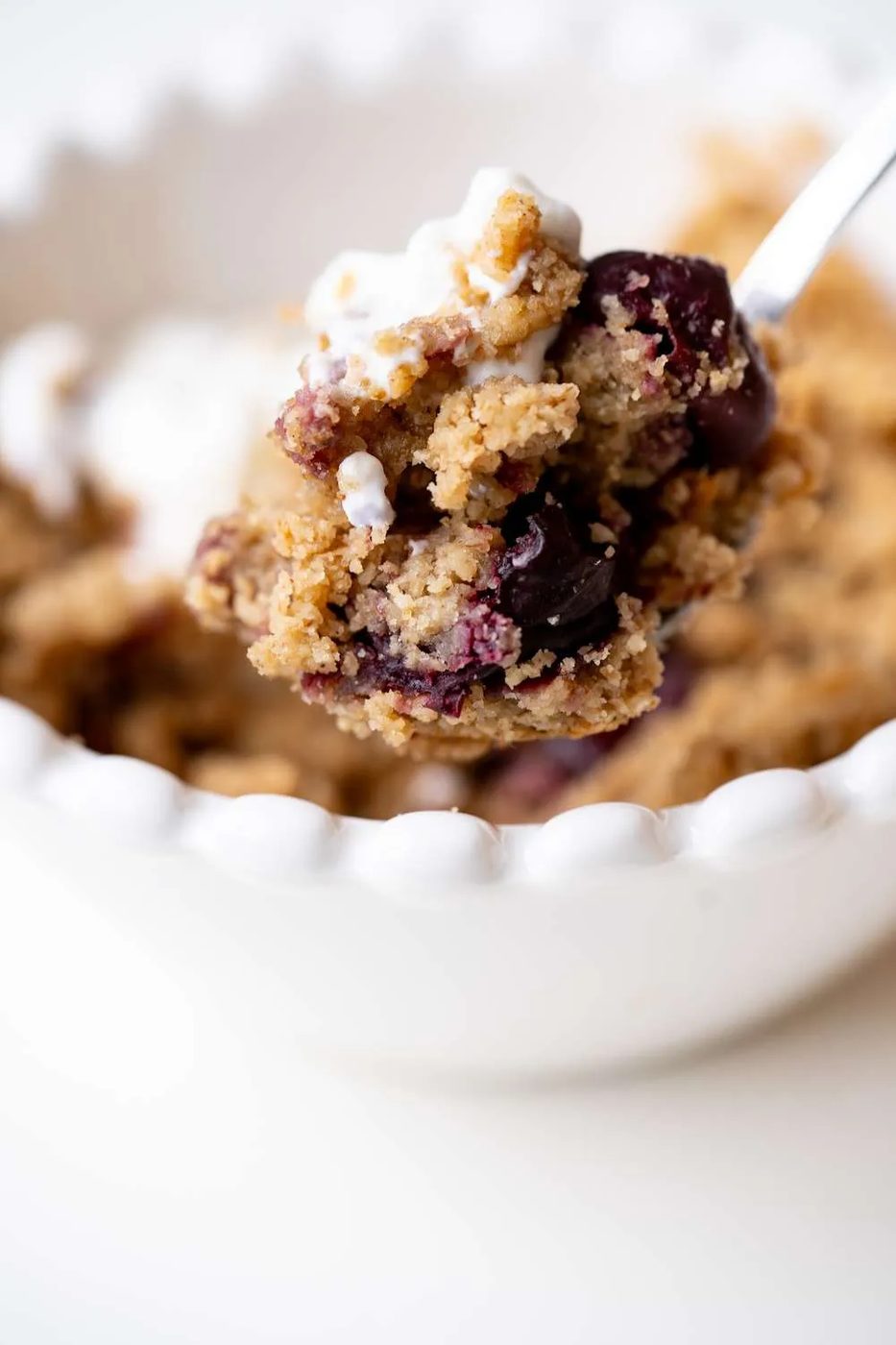 You need to try this healthy cherry crumble recipe with oats! This is a gluten-free vegan oatmeal crumble recipe you can make with fresh or…