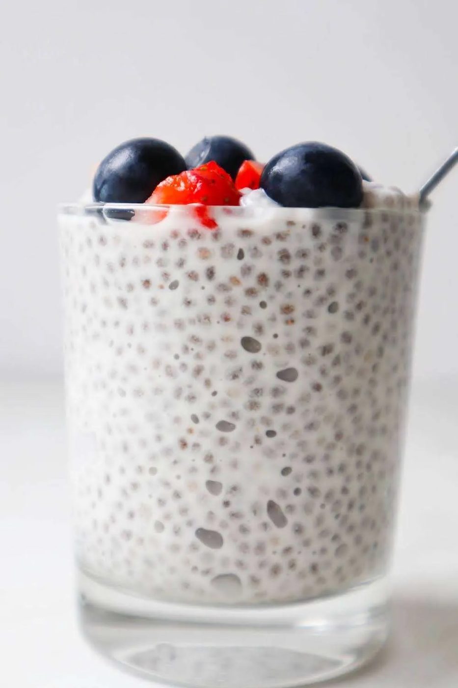 Simple chia pudding recipe - fast, simple healthy breakfast that you can make the night before and eat on the go! This recipe is also great…