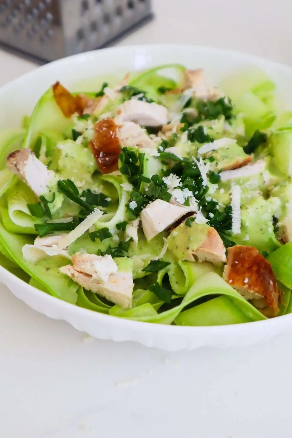 This chicken alfredo zucchini salad is an simple light high-protein low-carb dinner that you can make in 15 minutes without much cooking!…