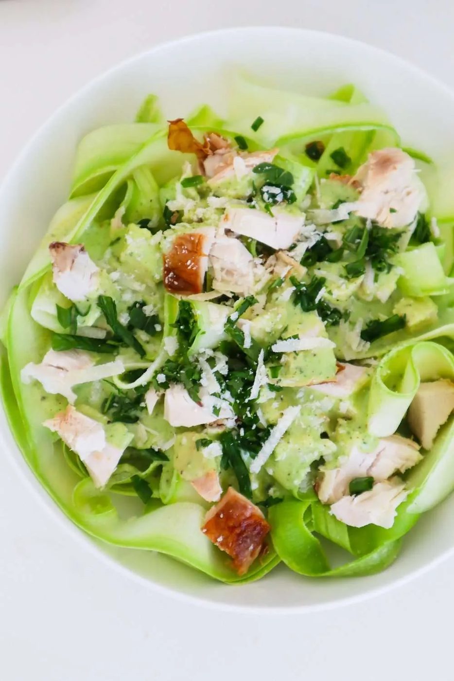 This chicken alfredo zucchini salad is an simple light high-protein low-carb dinner that you can make in 15 minutes without much cooking!…