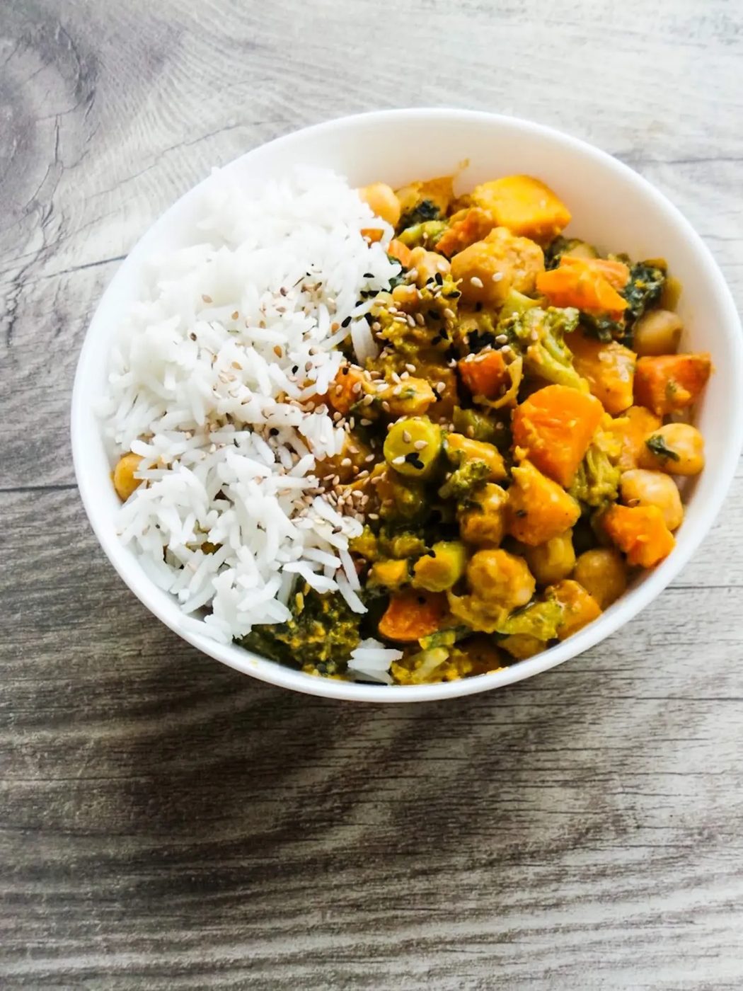 Simple and healthy chickpea curry recipe! This vegan chickpea recipe is healthy, simple and satisfying - solid for dinner and you can use…