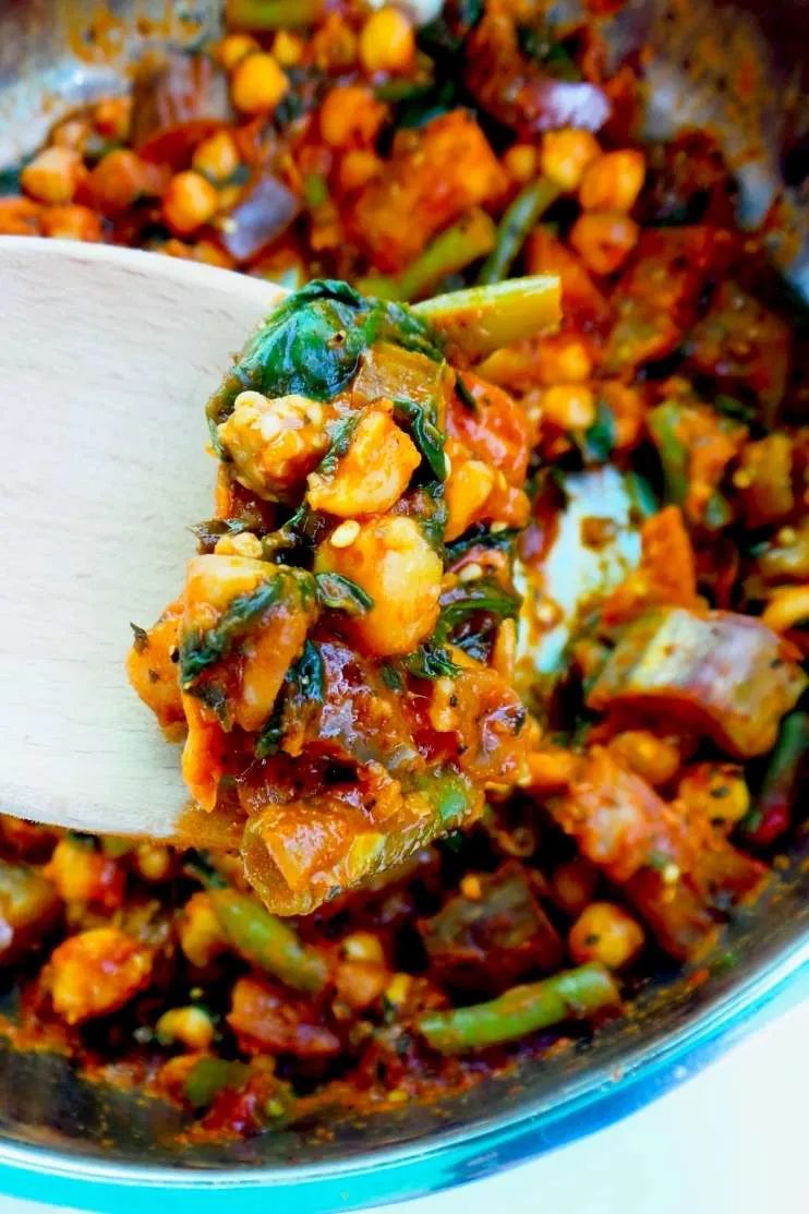 15-minute chickpea skillet - healthy vegan dinner recipe that you can use in wraps, bowls or enjoy like this! This chickpea recipe is…