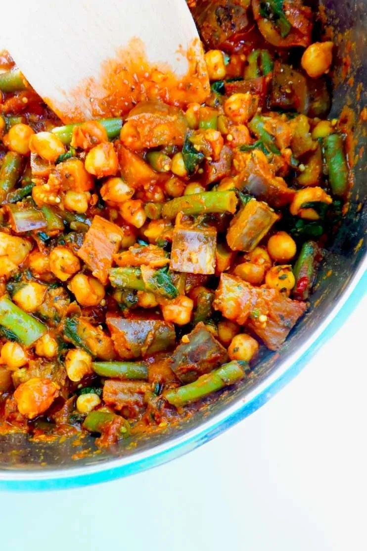 15-minute chickpea skillet - healthy vegan dinner recipe that you can use in wraps, bowls or enjoy like this! This chickpea recipe is…