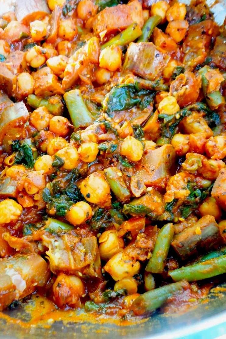 15-minute chickpea skillet - healthy vegan dinner recipe that you can use in wraps, bowls or enjoy like this! This chickpea recipe is…