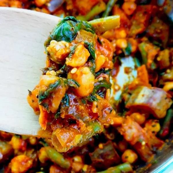 15-minute spicy chickpea skillet - healthy vegan dinner recipe that you can use in wraps, bowls or enjoy like this! This chickpea recipe is…