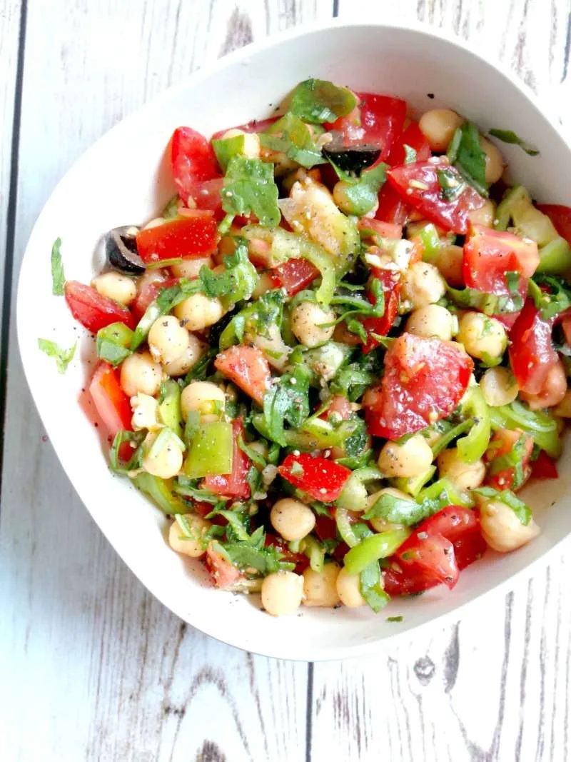 Healthy tomato, garlic and chickpea salad recipe
