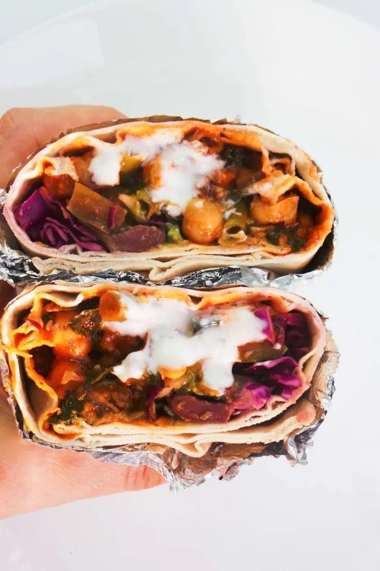 Vegan chickpea wraps: tasty and healthy chickpea recipe with avocado sauce, so fast and satisfying! Great vegan clean eating recipe for…