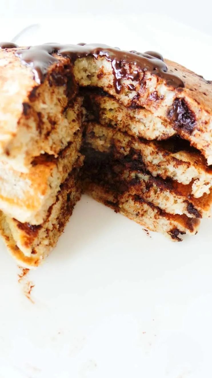 Chocolate chip oatmeal pancakes! Healthy pancake recipe that is refined sugar-free, vegetarian and flourless. This is an simple healthy…