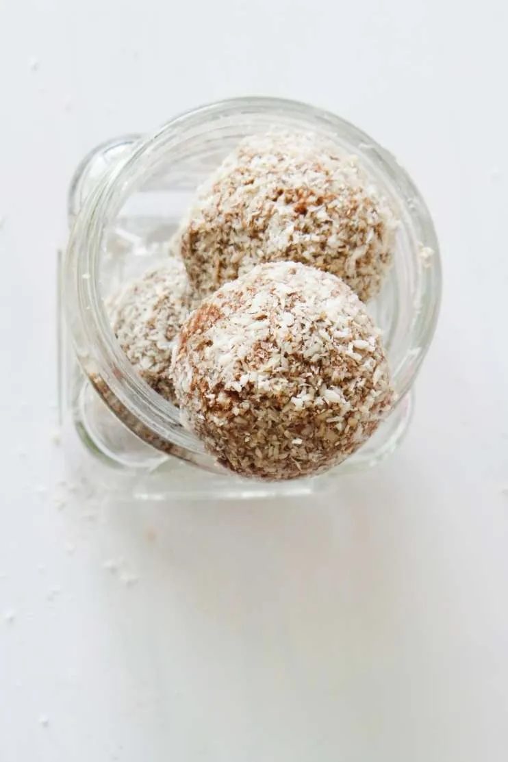 Chocolate energy balls with dates and coconut