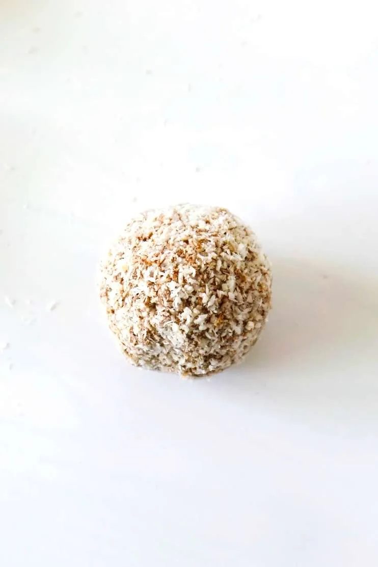Chocolate energy balls with dates and coconut