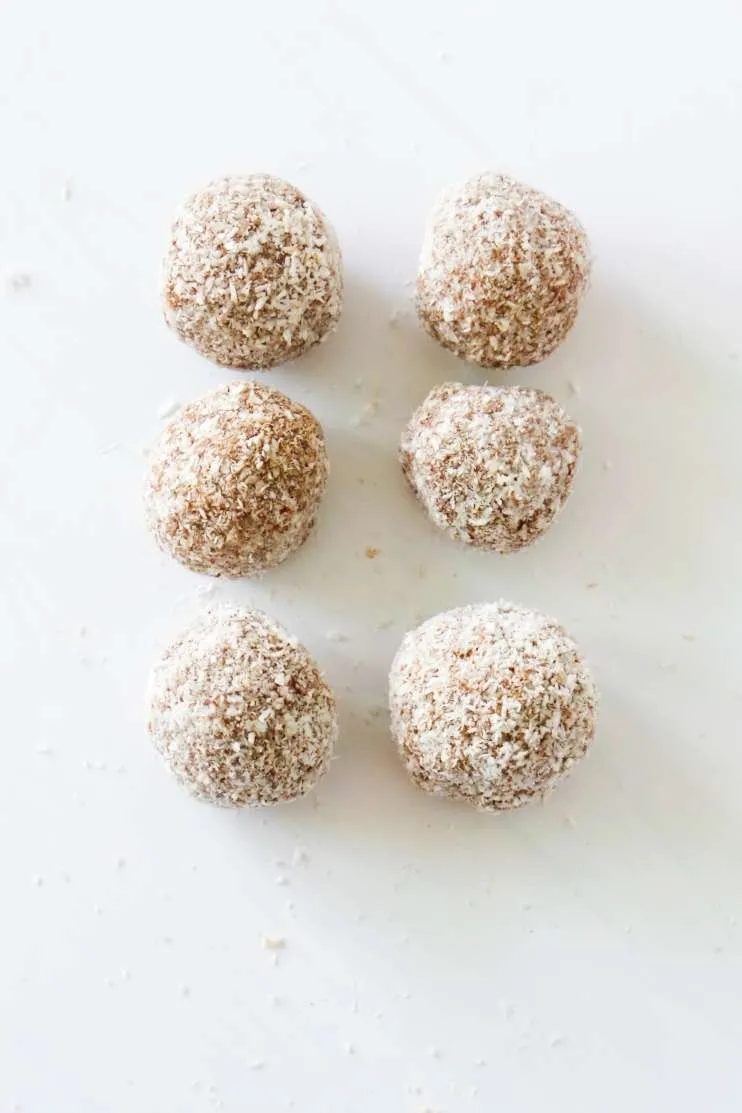 Chocolate energy balls with dates and coconut