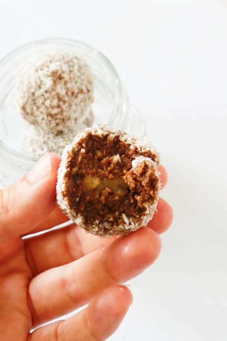 Chocolate energy balls with dates and coconut