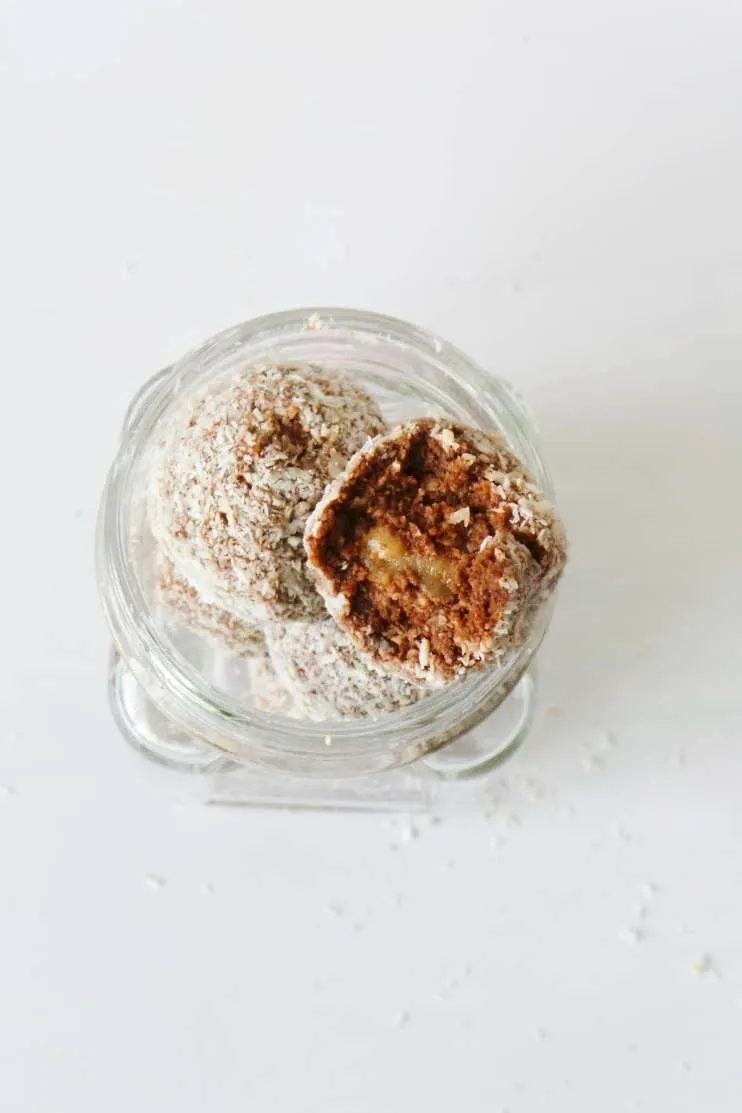 Chocolate energy balls with dates and coconut