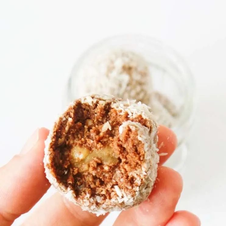Healthy chocolate energy balls with dates and coconut! Simple and satisfying healthy snack you can make in 15 minutes. It'll satisfy your…