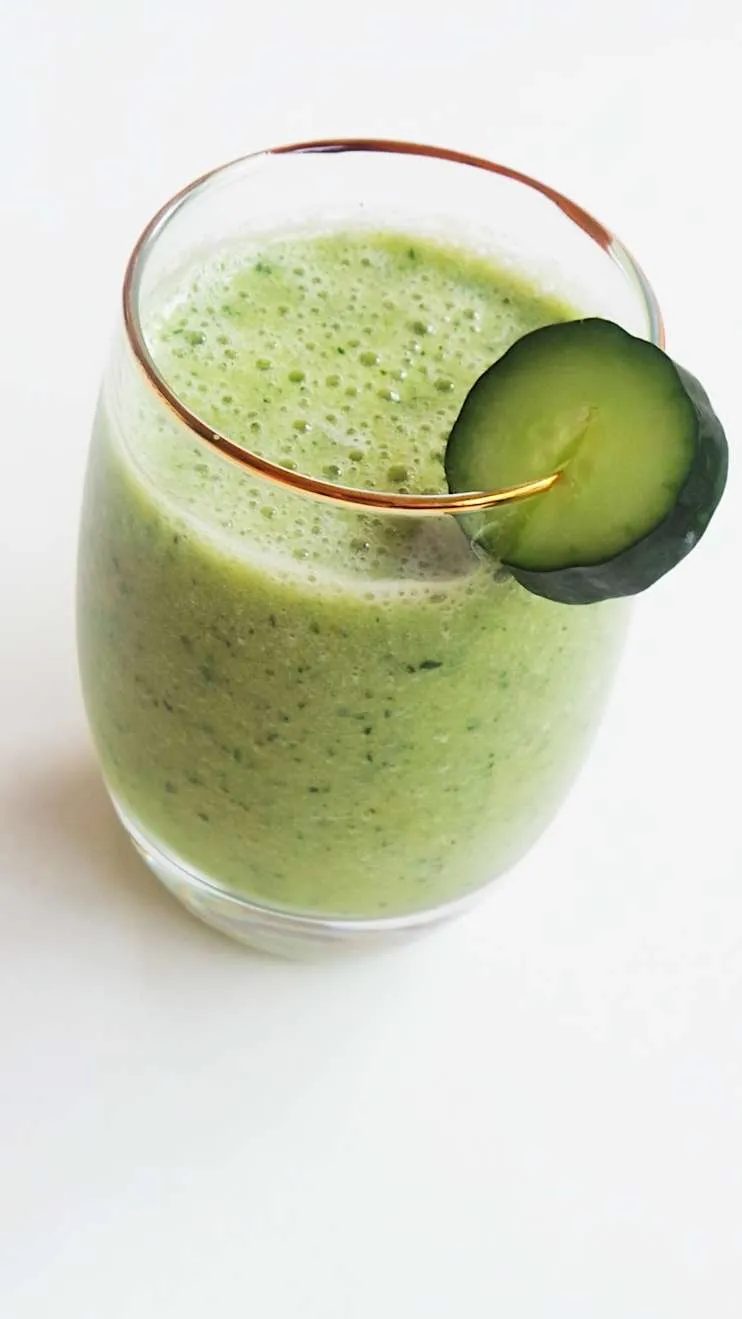Fast and simple healthy smoothie recipe - a cucumber smoothie made with cucumber, banana, parsley and peach! Refreshing healthy snack!