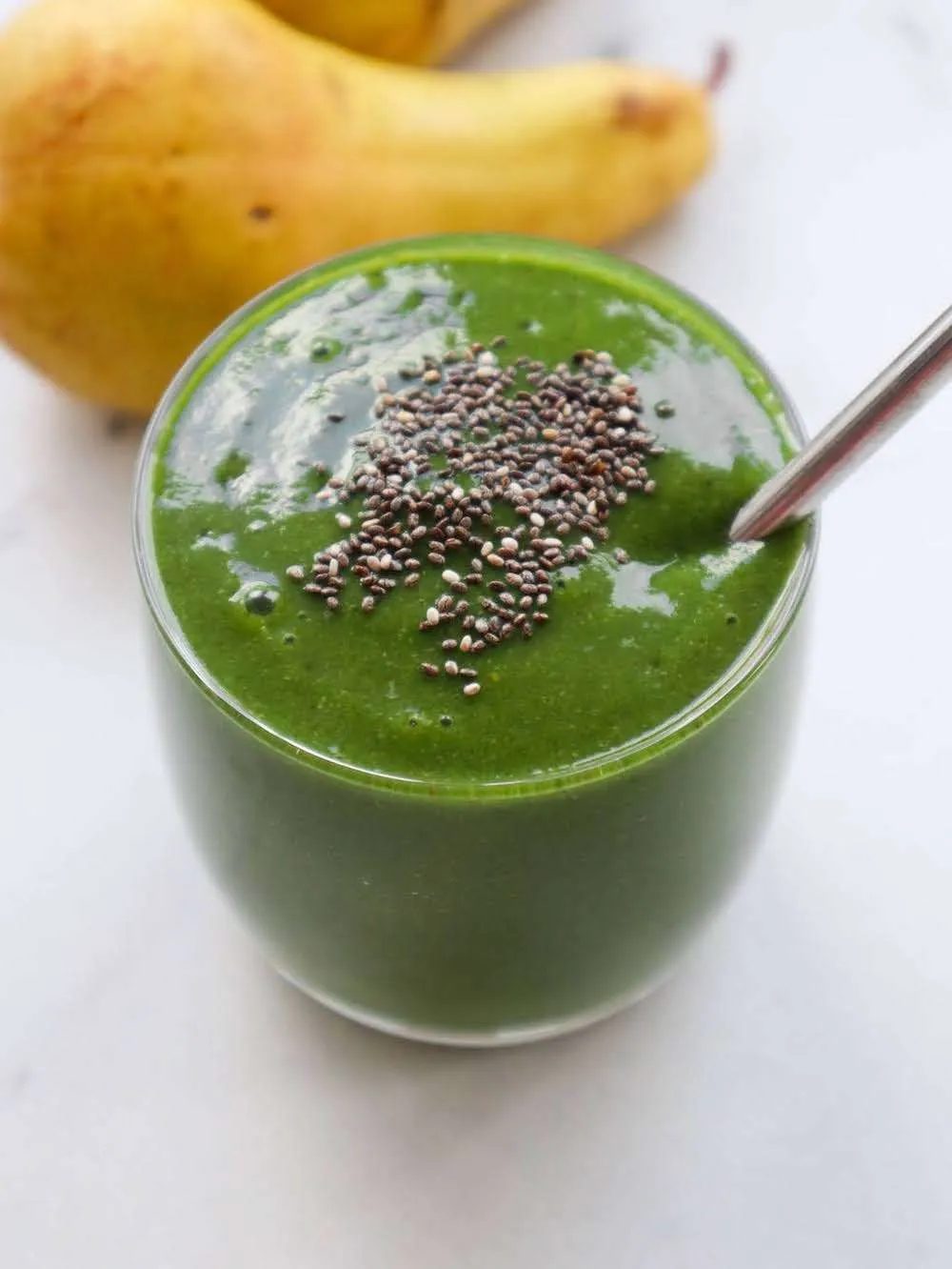 Looking for simple detoxing recipes for green smoothies? Drink this detox green smoothie daily, it's full of fiber and anti-inflammatory…