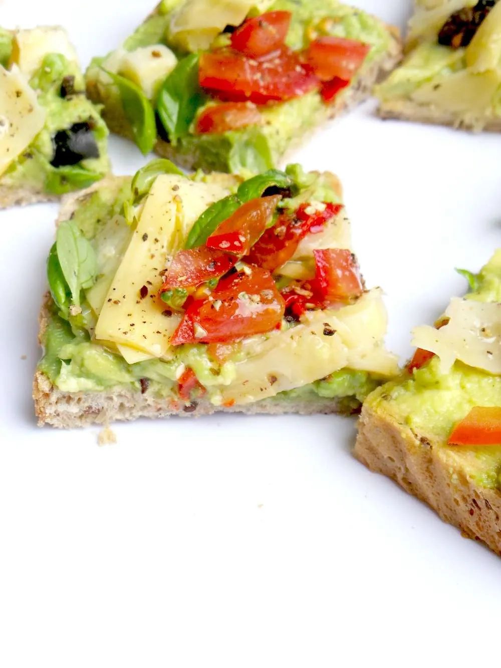5-minute avocado toast that tastes like pizza