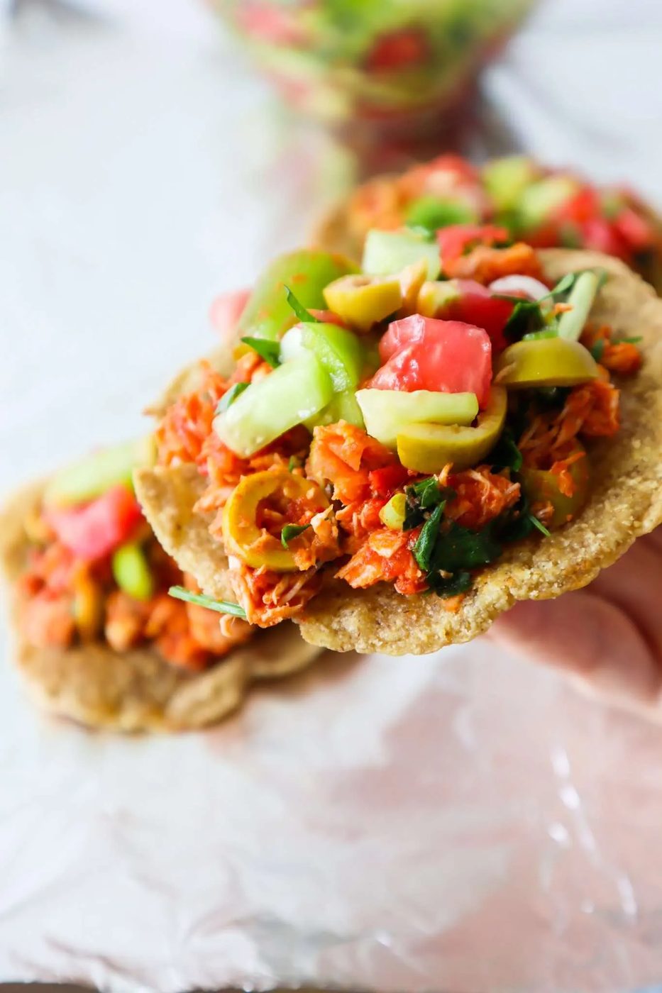 Simple healthy chicken tostadas recipe - the solid healthy dinner idea to meal prep for the week! An simple dinner recipe with shredded…
